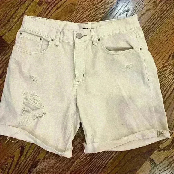 UO BDG White Distressed Tomboy short size 27